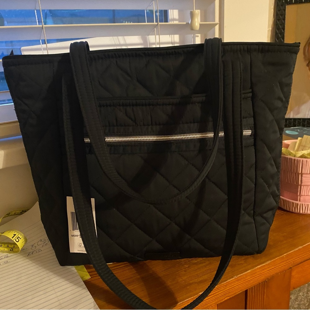 NWT VERA BRADLEY Small Vera Tote. Black quilted. 7 inside pockets. 2 outside.